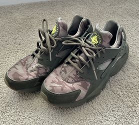 Nike Air Huarache Running Shoes Camo Green AT6156-300 Mens Size 10 Like NEW