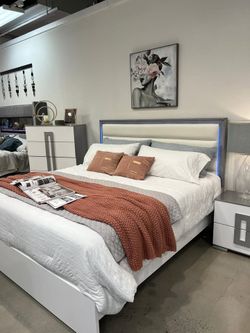 Transform your bedroom into a contemporary oasis with this sleek gray 5 Pc bedroom set