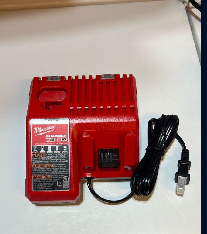 Milwaukee M18 18v. 12 Volt Charger