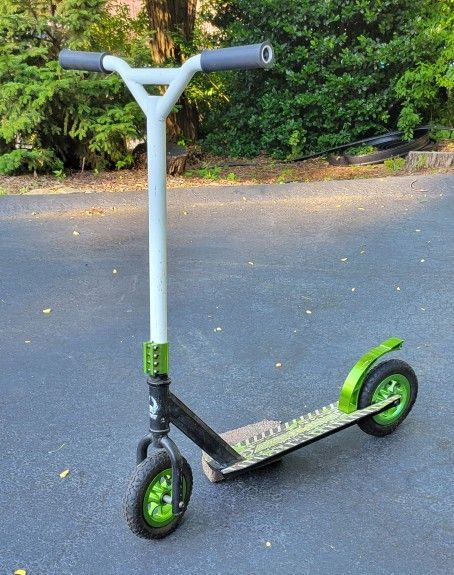 Avigo Extreme Kick Scooter 8" Pneumatic Tires - Holmdel NJ