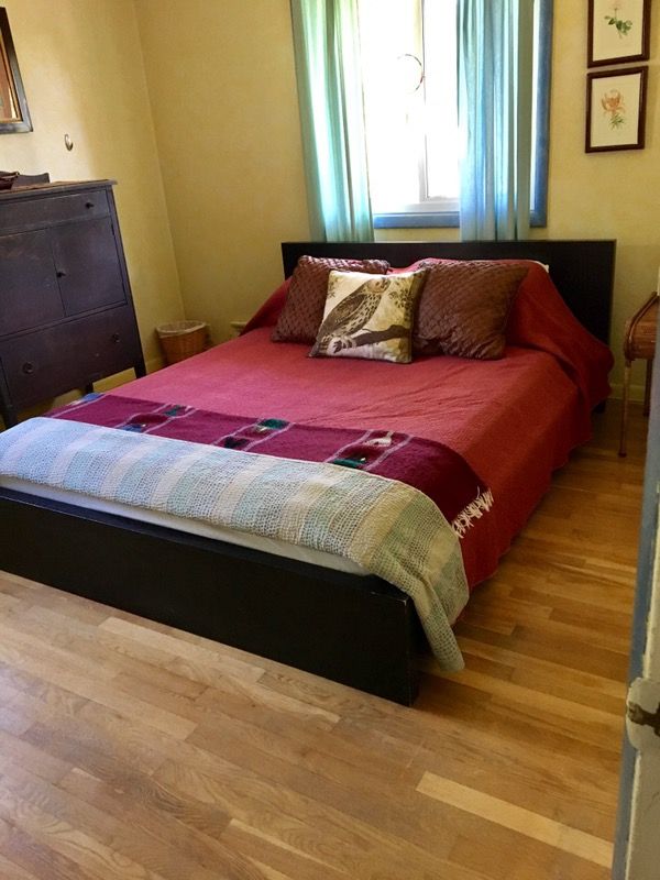 Black wood queen bed frame w mattress