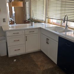 Kitchen Cabinets & Appliances 