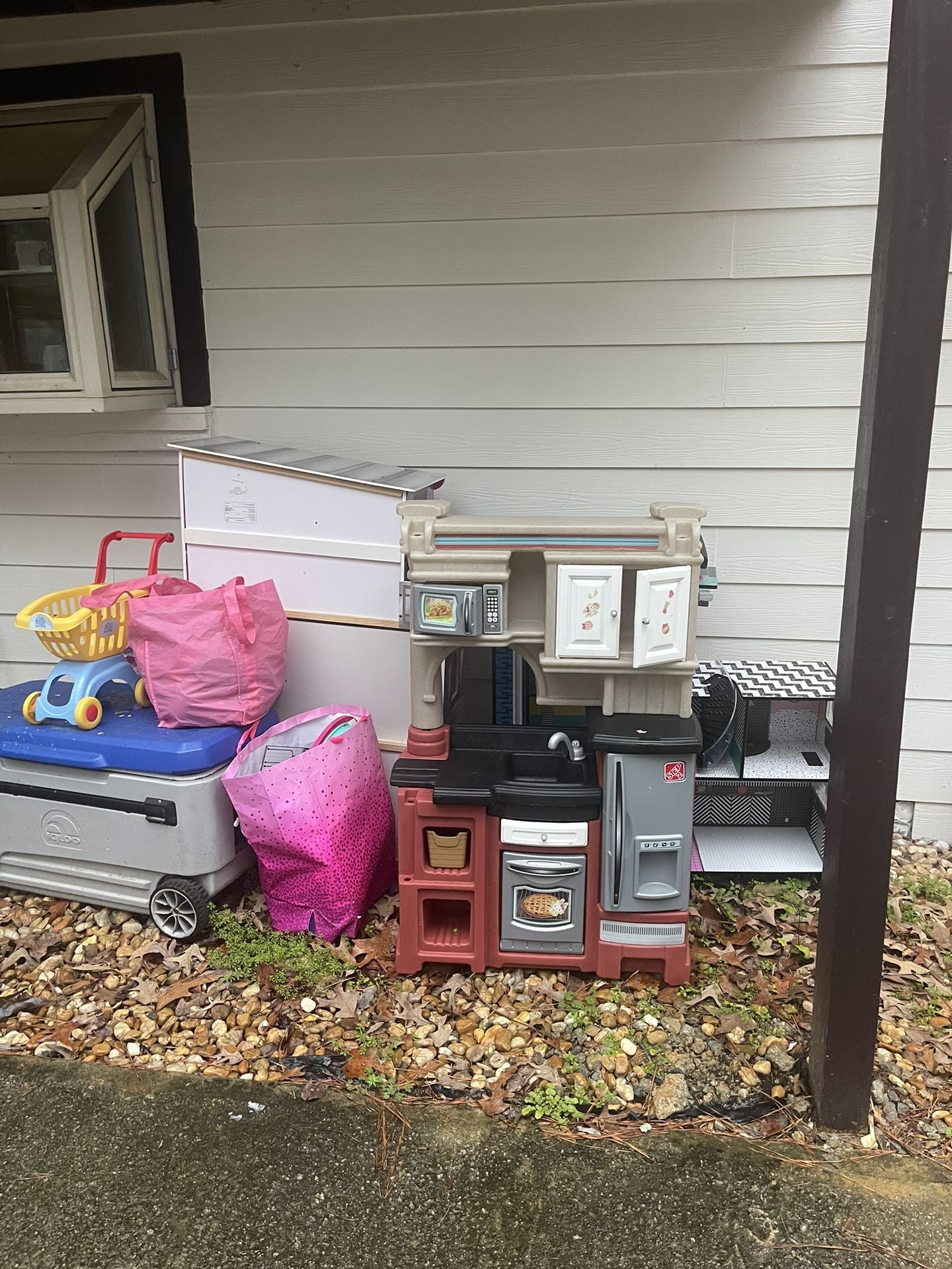 Dollhouse And Kitchen Set 