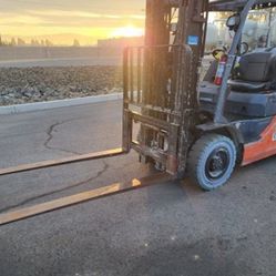 TOYOTA FORKLIFT – 5,000 LB Capacity – LOW PROFILE – GAS/LP