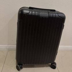  Rimowa carry On Luggage