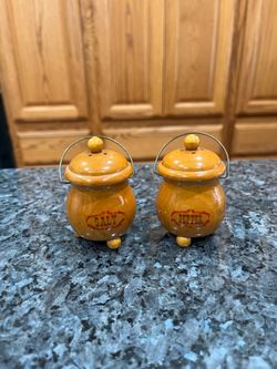 Vintage Wood sequoia National Forest Souvenir pair of salt and pepper shakers.  Size approximately 2 1/2 inches tall.  Preowned never used.  Has been 