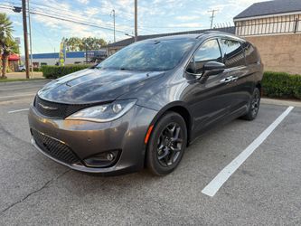 /2018 Chrysler Pacifica  SPORT