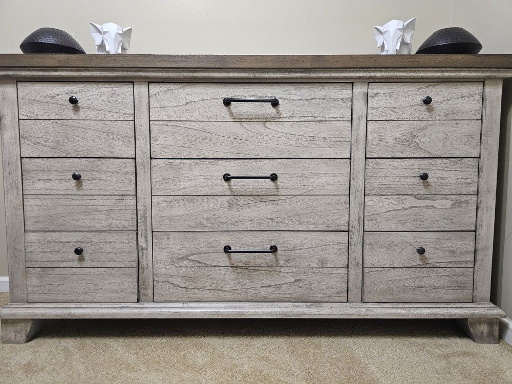 Dresser And Night Stand Set (3 Pieces)
