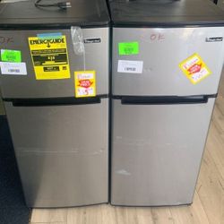 MAGIC CHEF MINI REFRIGERATOR QP32R