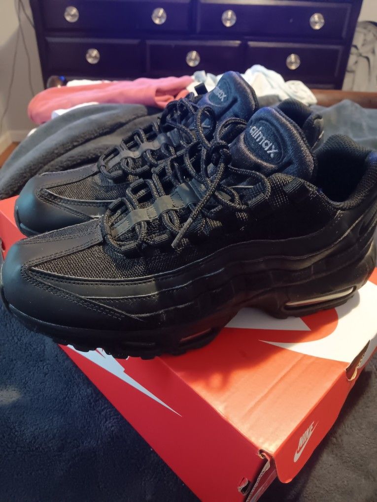 MENS SIZE: (9.5) **NIKE AIRMAX '95's: TRIPLE BLACK** (•SUPER CLEAN •ODOR FREE •8.5/10 CONDITION) $$80 FIRM