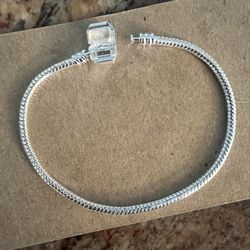 Silver 7 Inch Snake Chain Smooth Bracelet With Barrel Closure. Brand NEW🙌
