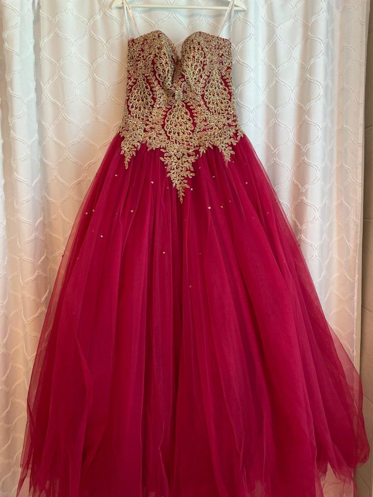 Red and Gold Quinceanera Dress With Petticoat In Excellent Condition