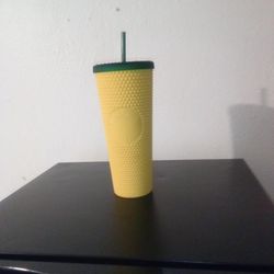 6-Seattle Starbucks 24 oz Cold Cup Yellow With Green Lid & Straw.