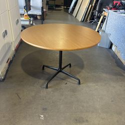 Round Table Lightly Used In Great Condition 