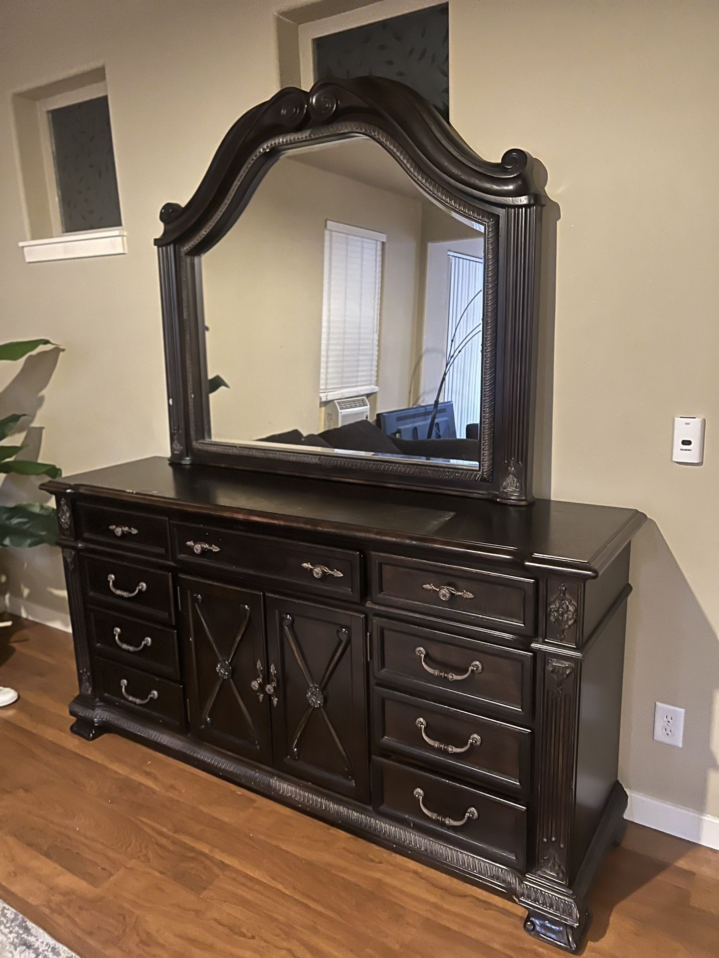 Dresser With Mirror