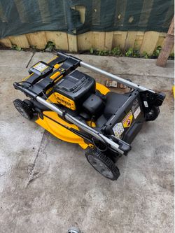 BRAND NEW IN A BOX DEWALT XR 21 INCH / 2X 20 V BRUSHLESS MAX  , PUSH LAWNMOWER INCLUDES 2  10H BATTERY AND 2 CHARGERS. UP TO 100 MIN OF RUNTIME, HIGH 