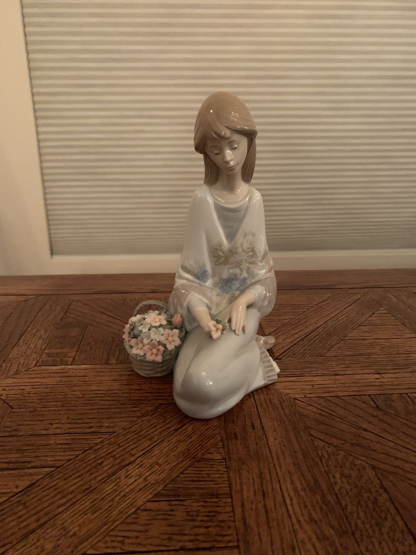 Lladro figurine: Girl with flowers