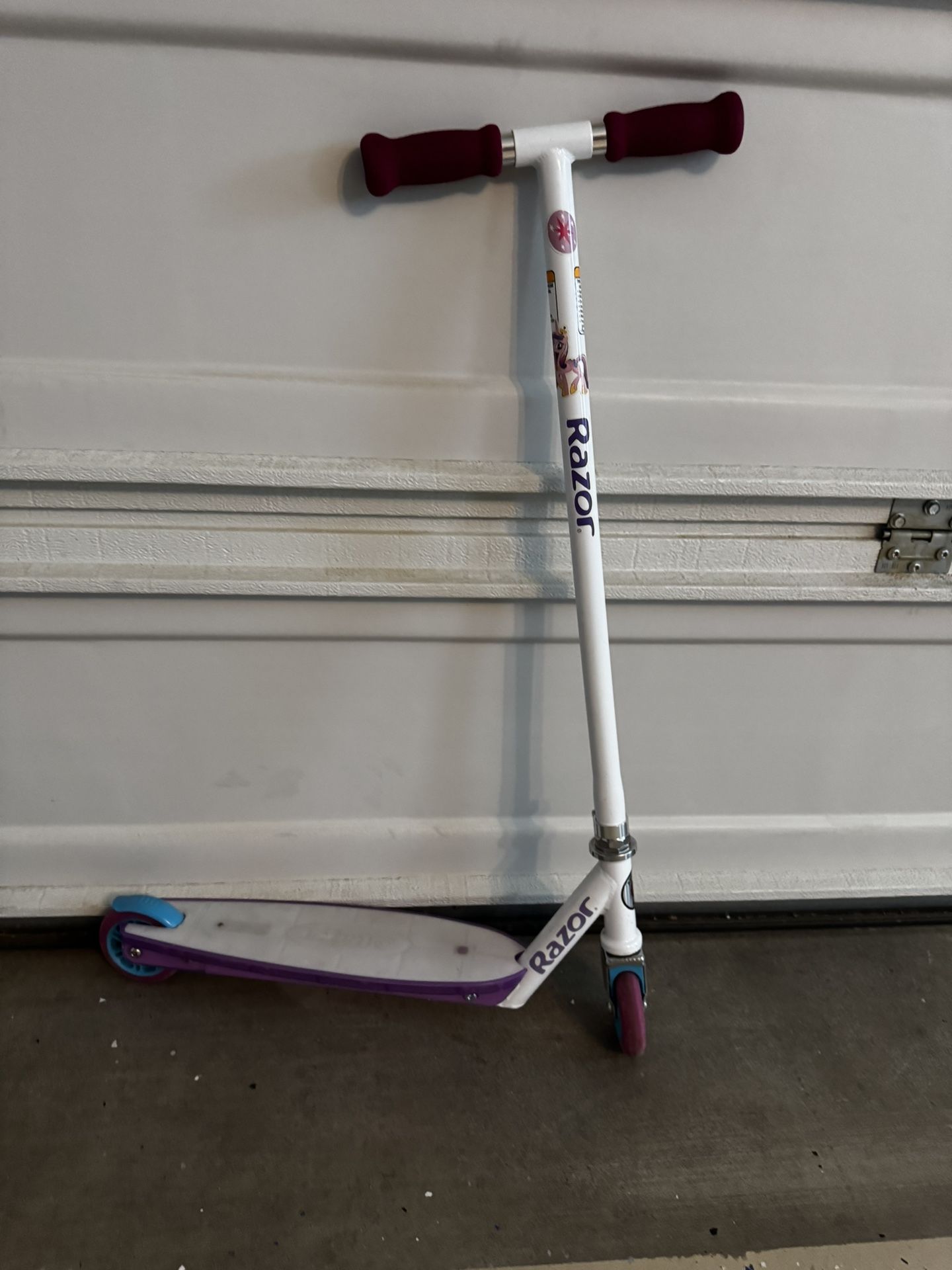 Kid’s Razor Light Up Scooter
