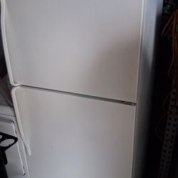 Whirlpool top and bottom apartment size fridge fully functional with ice maker