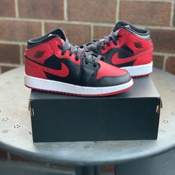 Air Jordan 1 Mid GS 'Banned