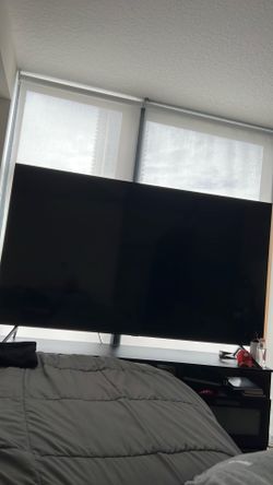 Tv   Samsung 82’’ and table together