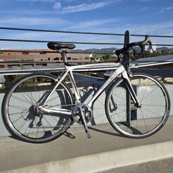 17 lb. All-Carbon Trek Madone 6.9 Racing Bike 