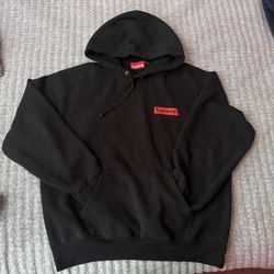Supreme® “World Famous” Graphic Hooded Sweatshirt – Black / Size M (Made in Canada)