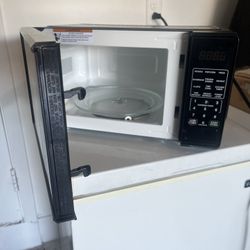 Mainstays 0.7 Cu ft Countertop Microwave Oven