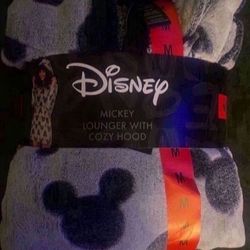 Women’s Brand New With Tags Medium Disney Cozy Mickey Lounger With Hood