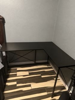Black L desk