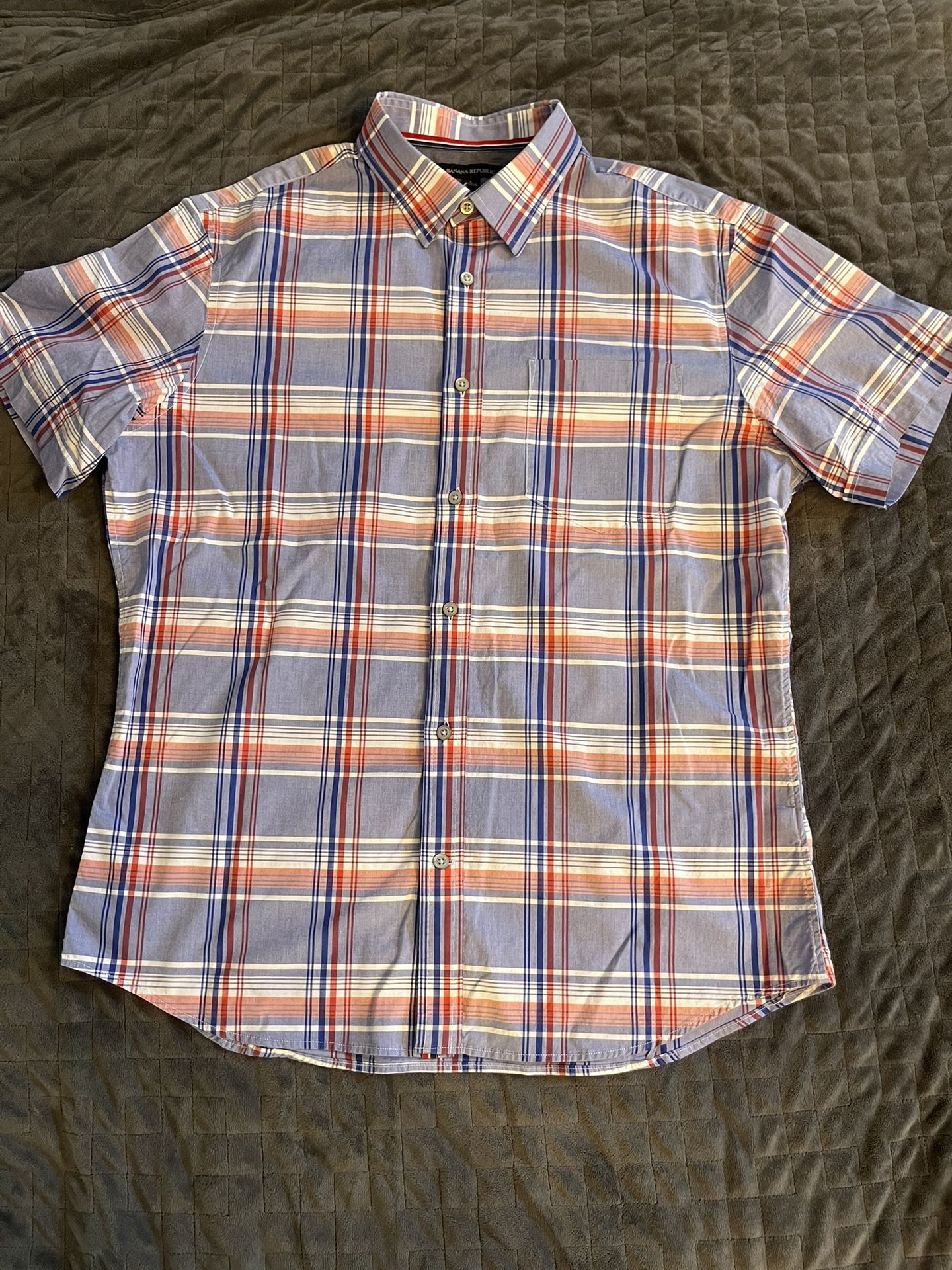 Men’s Banana Republic Button Down Short Sleeve Shirt Size Large Red White Blue. 97% Cotton