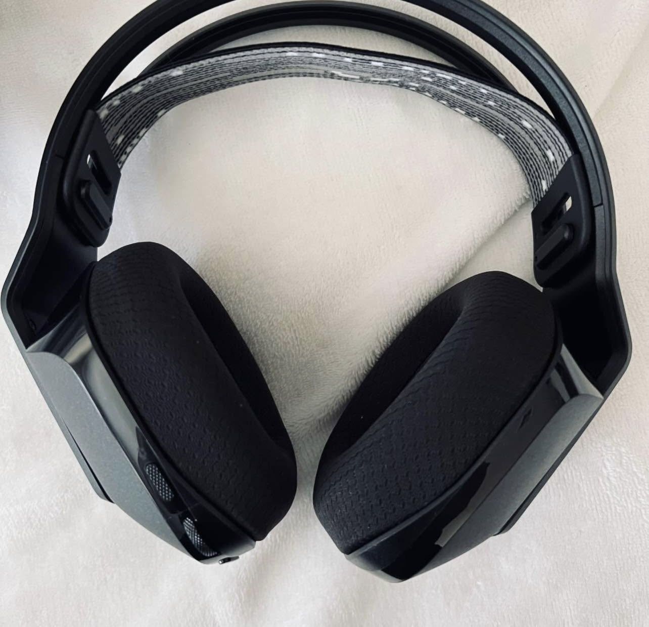 Logitech G733 Lightspeed Wireless Gaming Headset w Suspension