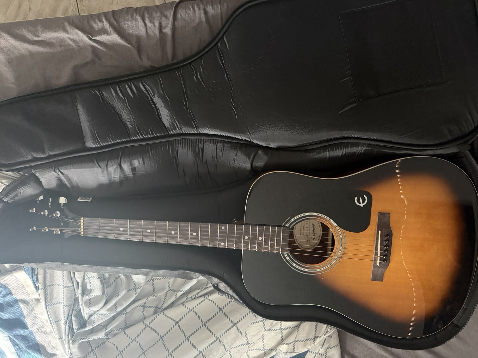 Epiphone DR-100 VS acoustic guitar with case