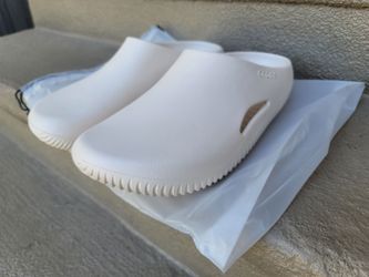 Crocs Mellow Clog White. Size 9 men size 11 woman