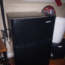 Mini Fridge Works Great (2)