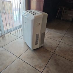 Portable LG Ac Unit, 8000 Btu ,barely Used,very clean,it Comes With Attachment S