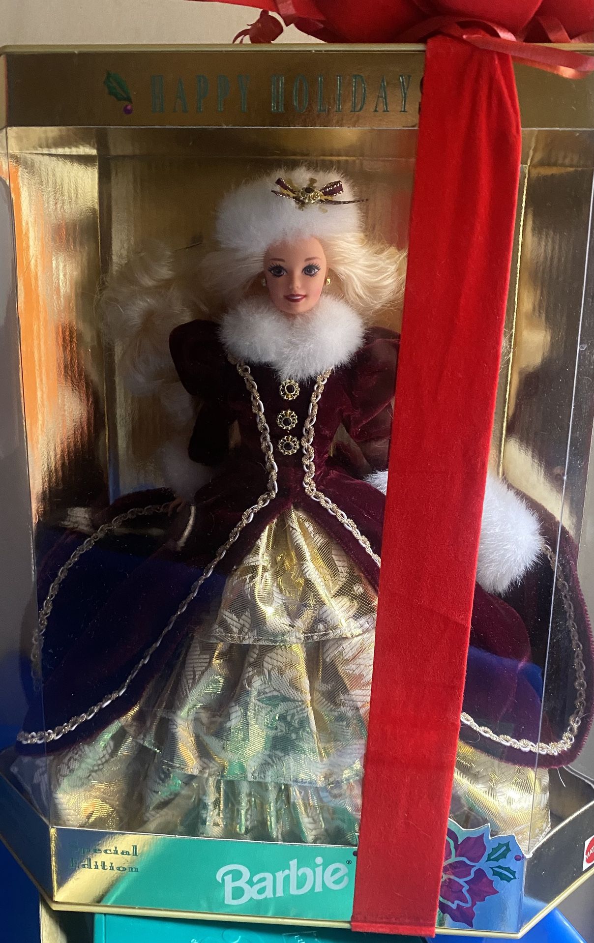 1996 HAPPY HOLIDAY BARBIE SPECIAL EDITION BURGUNDY GOLD GOWN FUR RARE PURPLE EYE