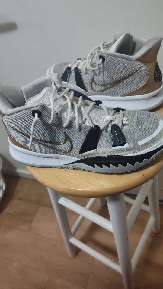 Nike Men's Kyrie 7 White Black Gold "Rings" Basketball Shoes. Size 10