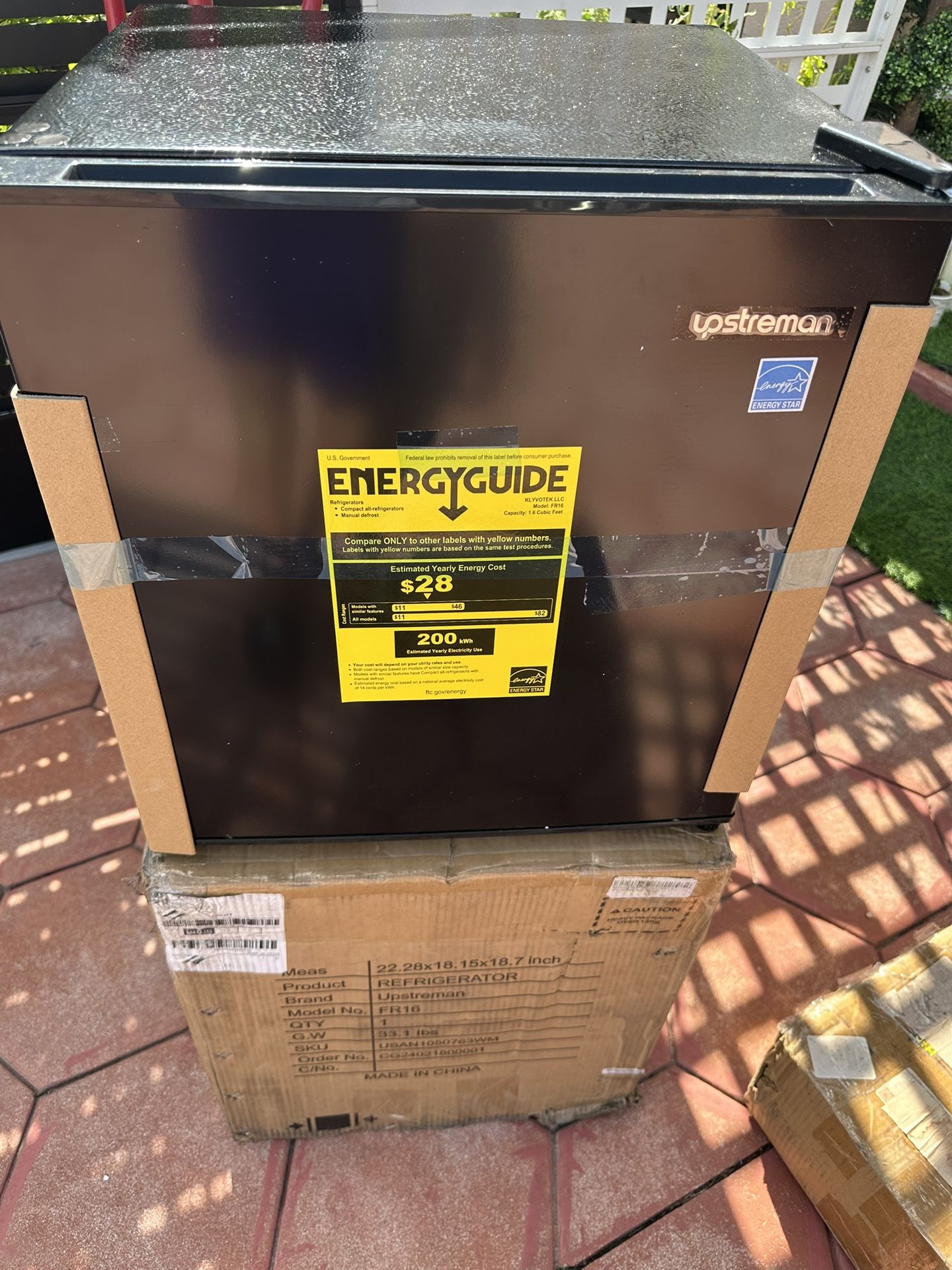 NEW Upstreman 1.6 Cu.ft Mini Fridge with Freezer, Black-FR16