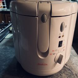 DEEP FRYER   LIKE NEW (Used ONCE)/  Today’s  In Store Price Is $ 179.00 