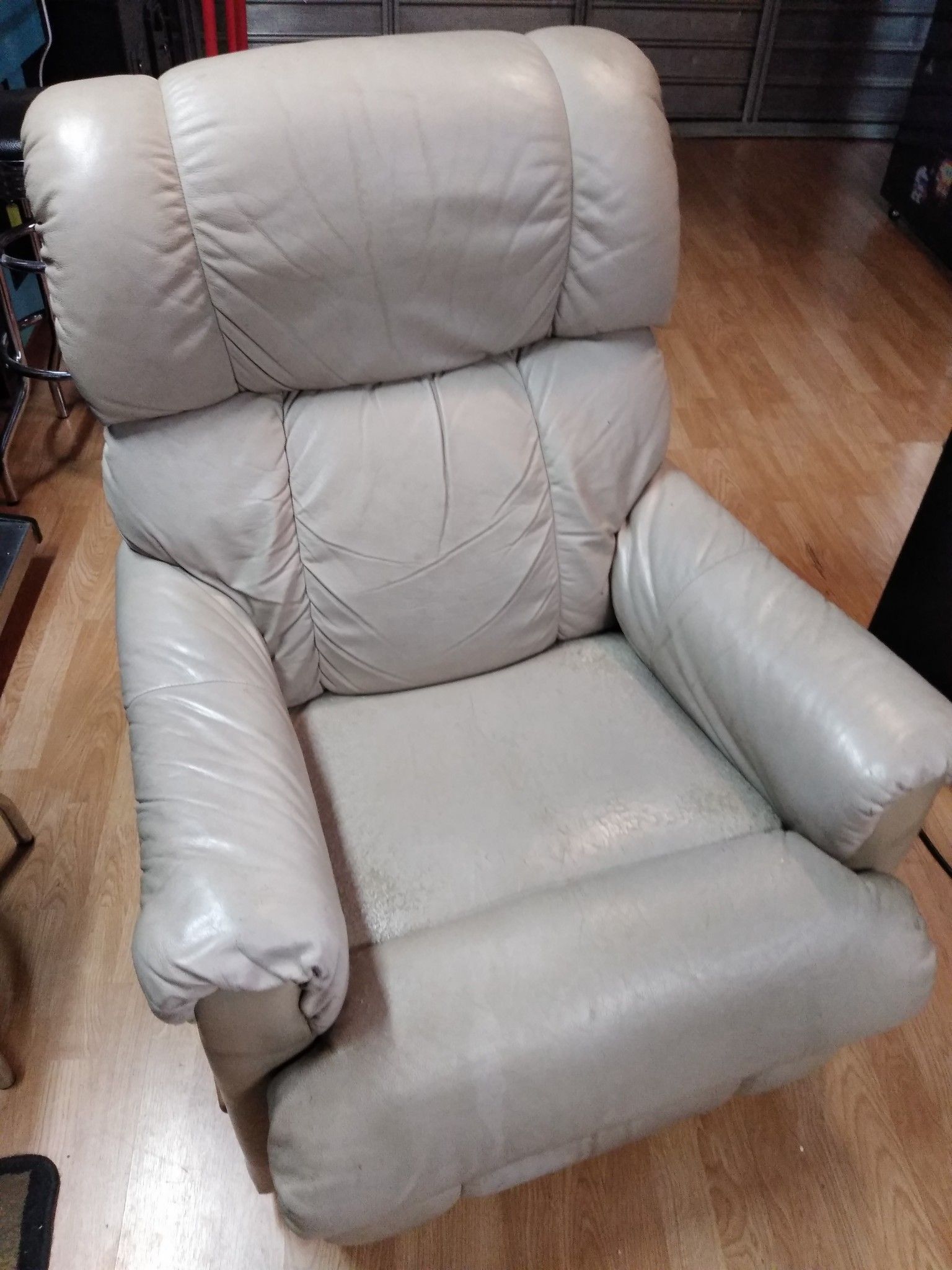 FREE LAZYBOY LEATHER ROCKER RELINER PICKUP ONLY!! BC COLLEGE AREA!