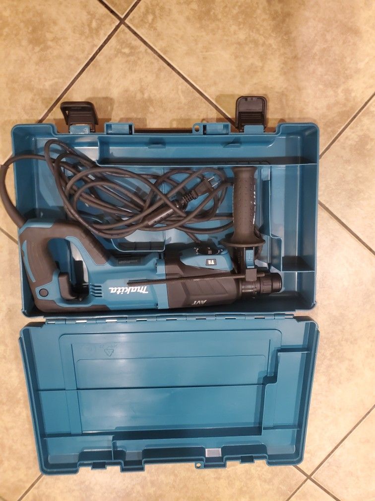 Makita
8 Amp 1 in. Corded SDS-Plus Concrete/Masonry AVT (Anti-Vibration Technology) Rotary Hammer Drill with Handle Hard Case