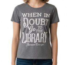 TOP Gray Graphic T-Shirt with 'When in Doubt Go to the Library' Print size s
