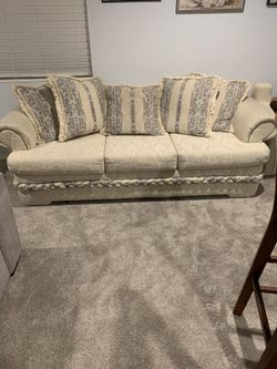Off White Couch With 5pillows