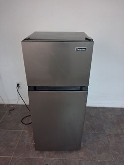 Magic Chef 4.5 Cu. Ft. Mini Fridge w/ Freezer Model HMDR45PS