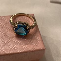 Blue Ring , very brilliant and sparkling fashion ring silver tone. Size 9