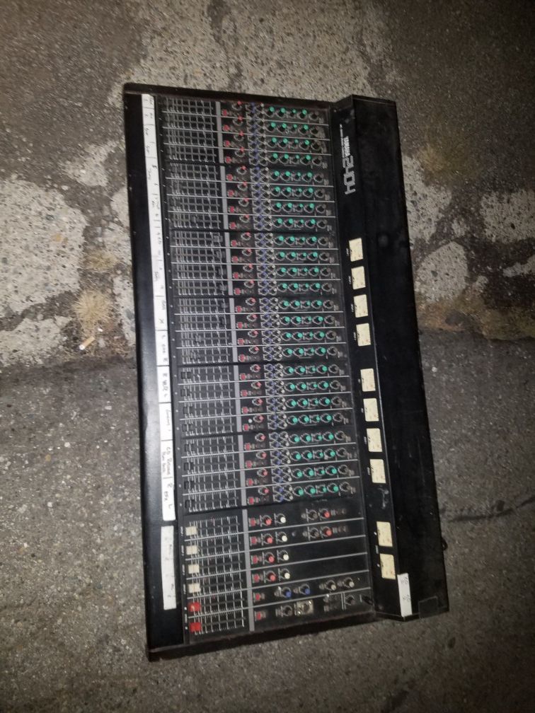 Yamaha 2404 Mixing Console
