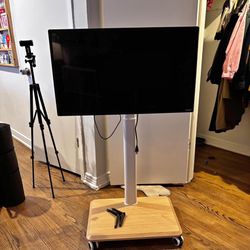 32” Vizio V1210 TV With Remote