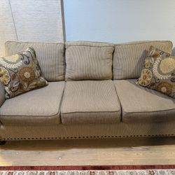 Five-seater sofa set in cream color 