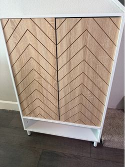 Shoe cabinet